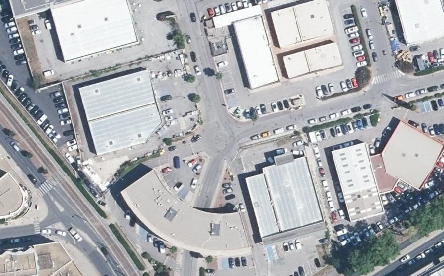 Vue aérienne du Rond-point anonyme n°1490250602