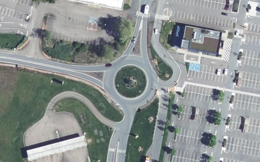 Vue aérienne du Rond-point anonyme n°149077470