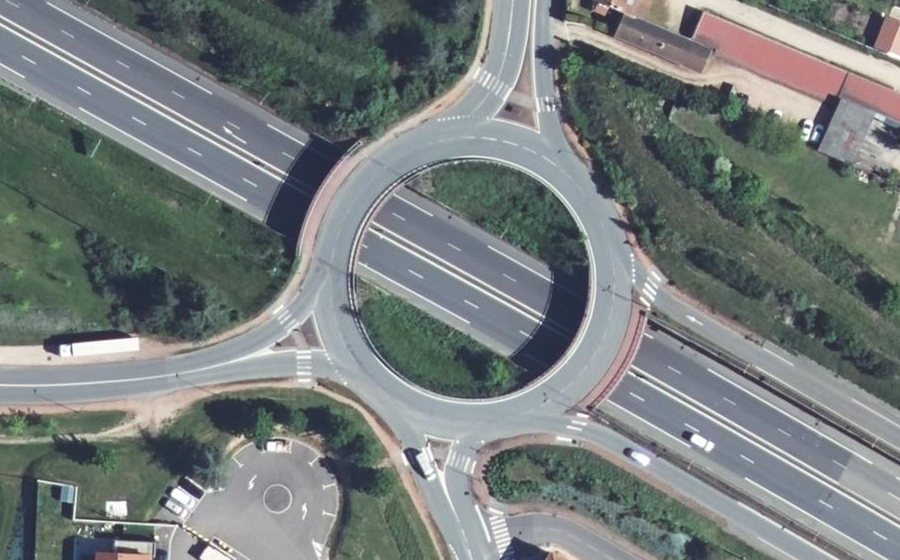 Vue aérienne du Rond-point anonyme n°149077503
