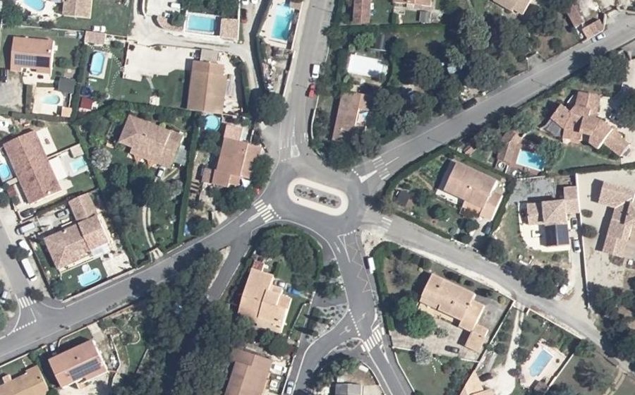 Vue aérienne du Rond-point anonyme n°149099452