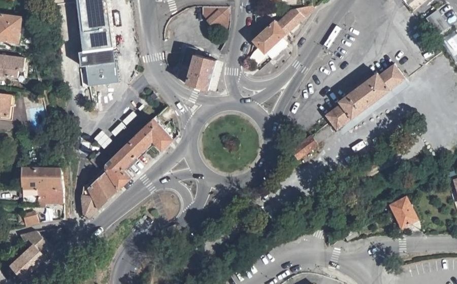 Vue aérienne du Rond-point anonyme n°149116545