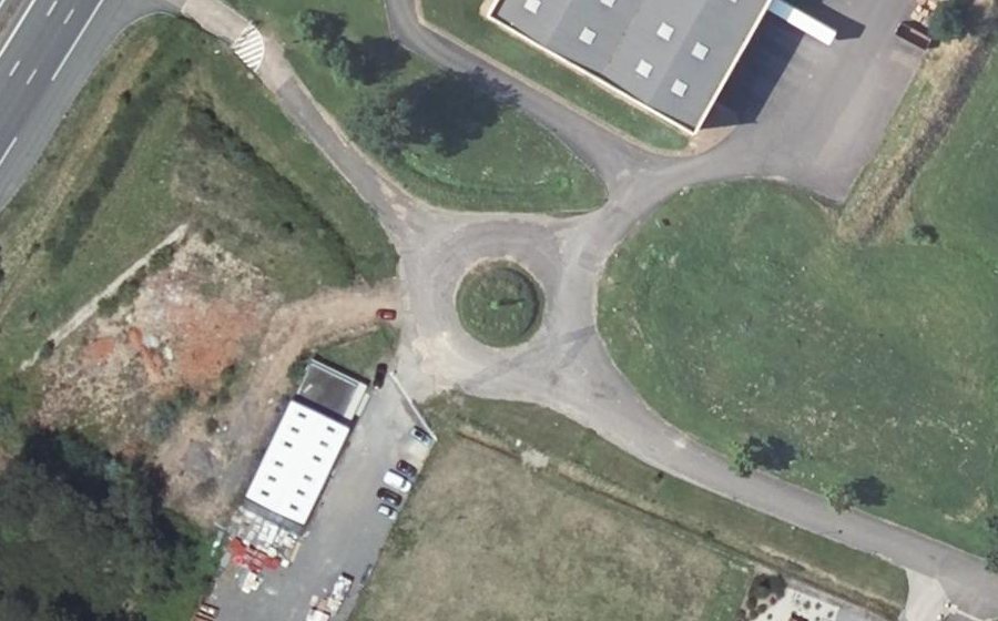 Vue aérienne du Rond-point anonyme n°149119165