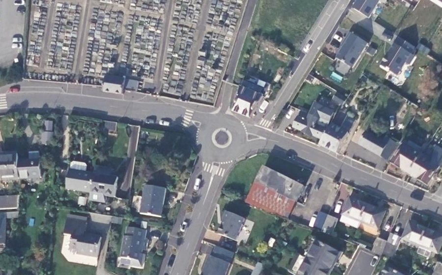 Vue aérienne du Rond-point anonyme n°149140863