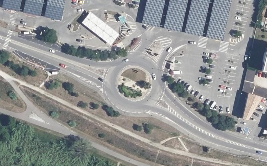 Vue aérienne du Rond-point anonyme n°149143576