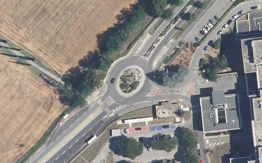 Vue aérienne du Rond-point anonyme n°149156825