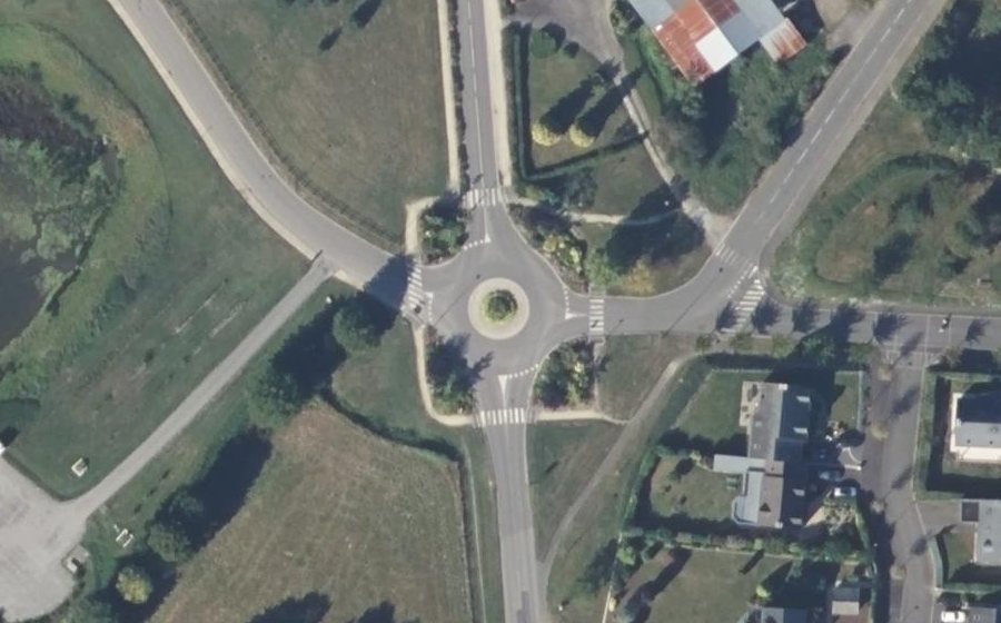 Vue aérienne du Rond-point anonyme n°149208575
