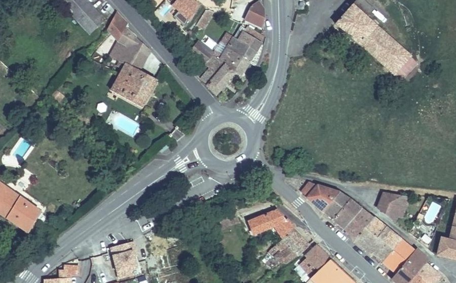 Vue aérienne du Rond-point anonyme n°149242844
