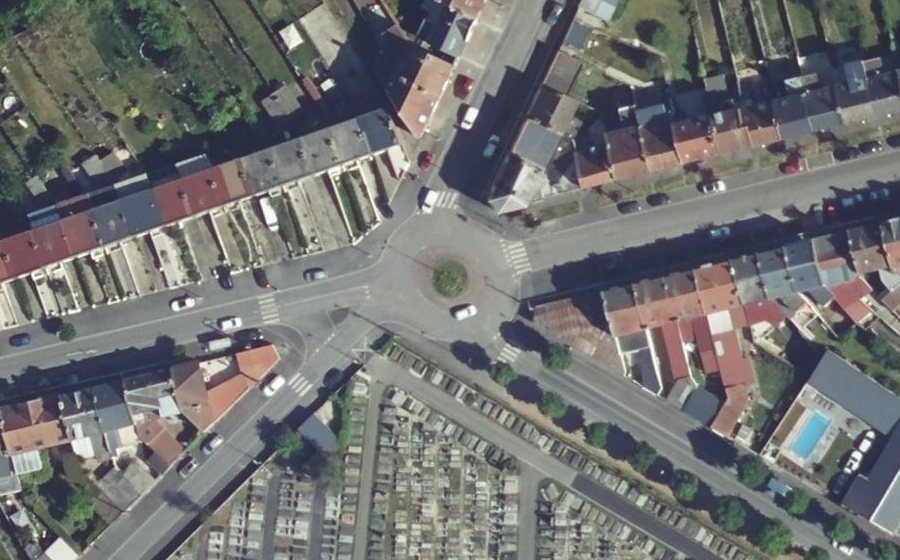 Vue aérienne du Rond-point anonyme n°149252373