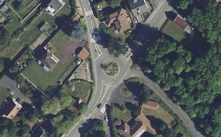 Vue aérienne du Rond-point anonyme n°149252468