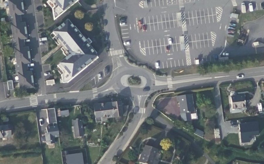 Vue aérienne du Rond-point anonyme n°149256077