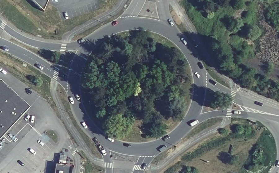 Vue aérienne du Rond-point anonyme n°149363598