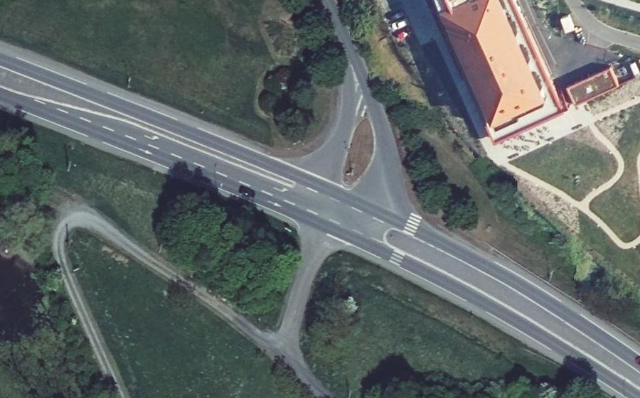 Vue aérienne du Rond-point anonyme n°1493876639