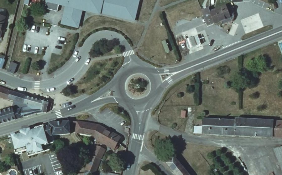 Vue aérienne du Rond-point anonyme n°149417332
