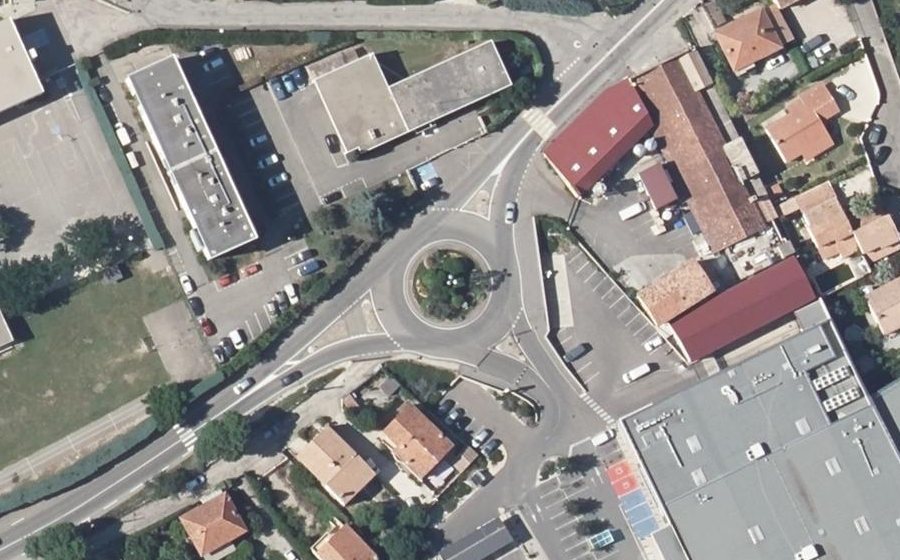 Vue aérienne du Rond-point anonyme n°149462131