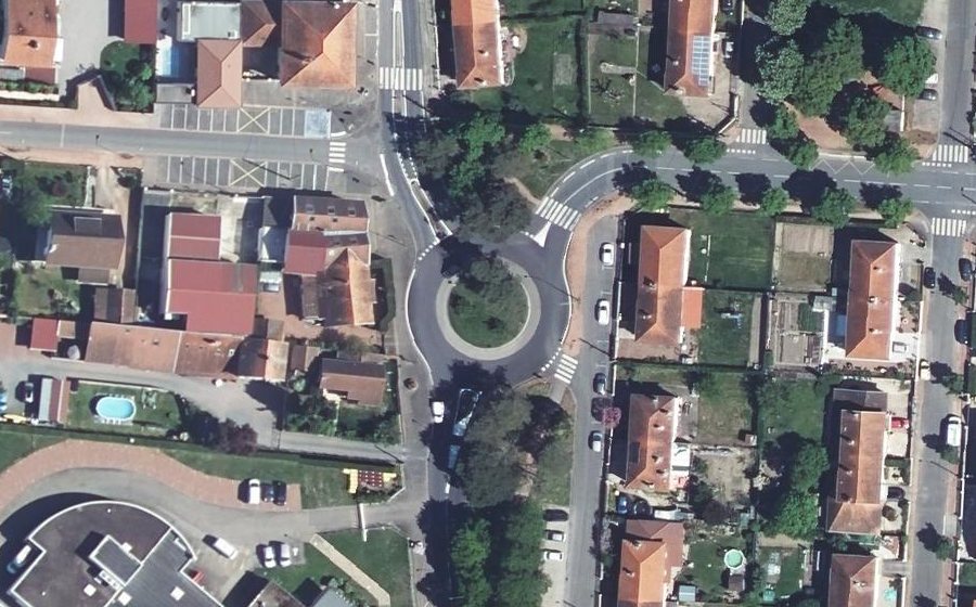 Vue aérienne du Rond-point anonyme n°149506450