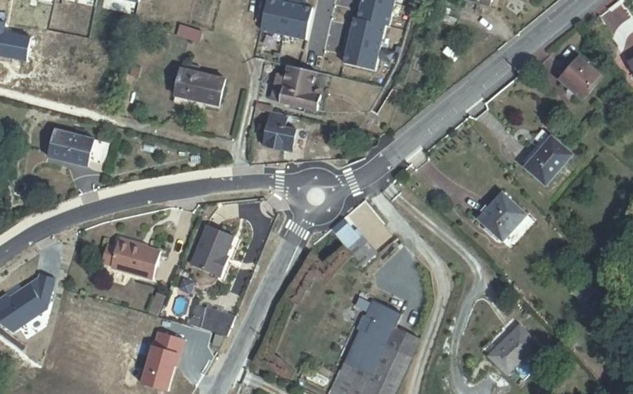 Vue aérienne du Rond-point anonyme n°1495800248