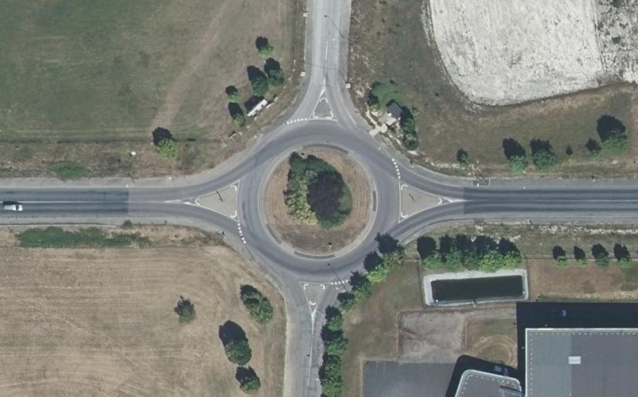Vue aérienne du Rond-point anonyme n°149594986