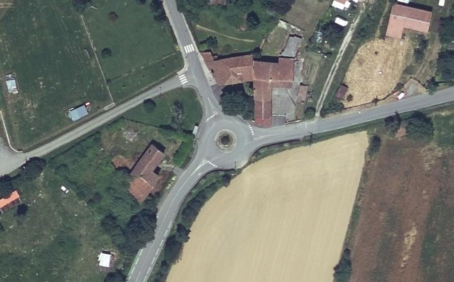 Vue aérienne du Rond-point anonyme n°149654546