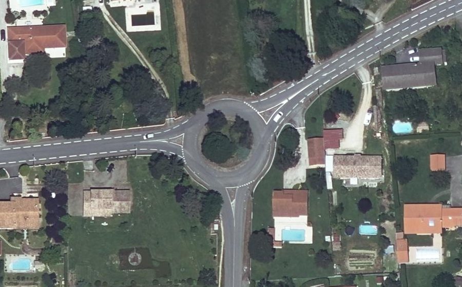 Vue aérienne du Rond-point anonyme n°149654598