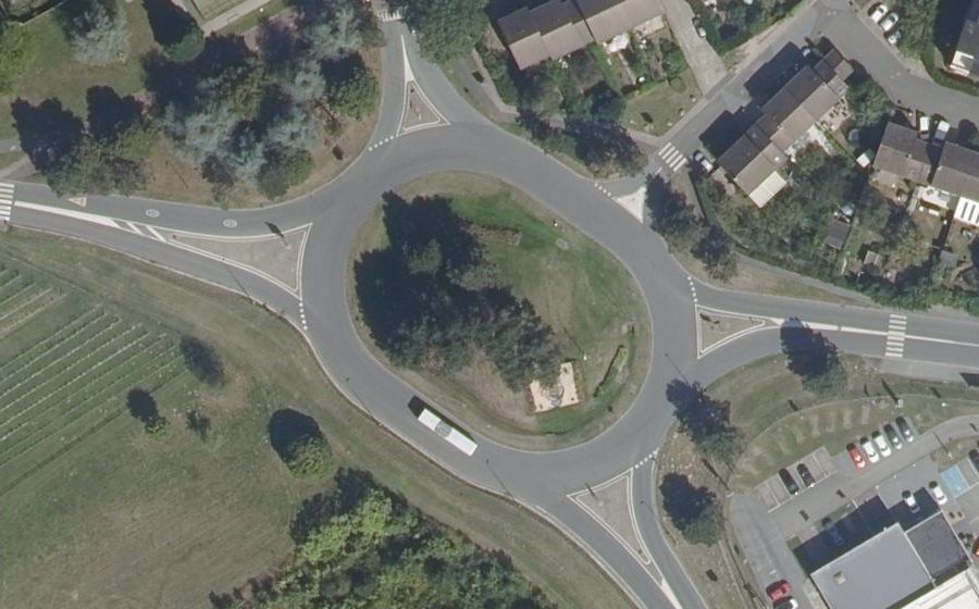 Vue aérienne du Rond-point anonyme n°149664704