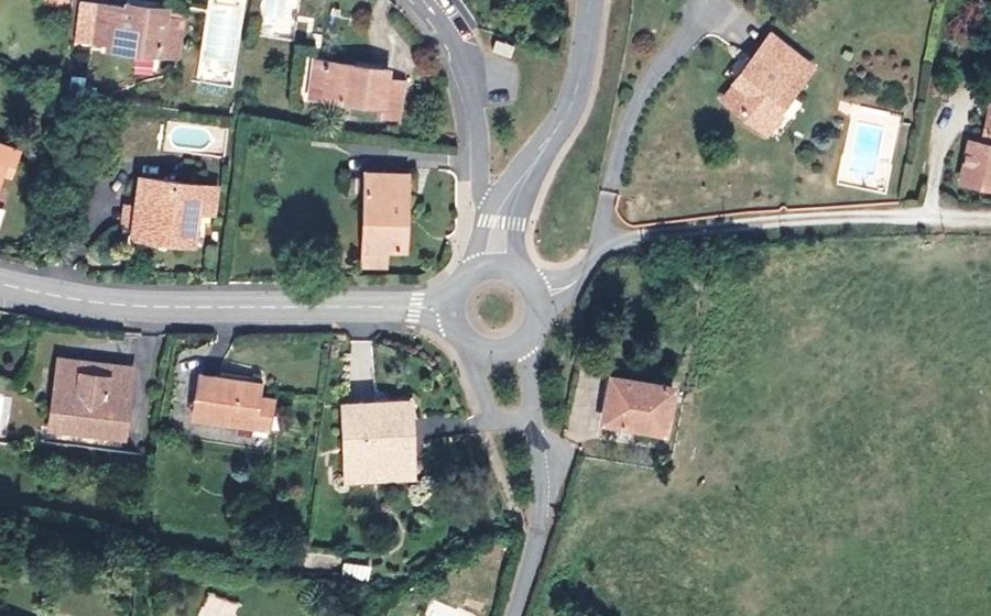 Vue aérienne du Rond-point anonyme n°1497075292