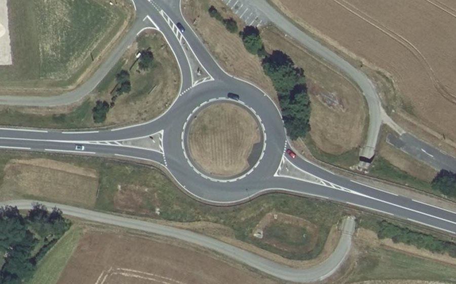 Vue aérienne du Rond-point anonyme n°149800734