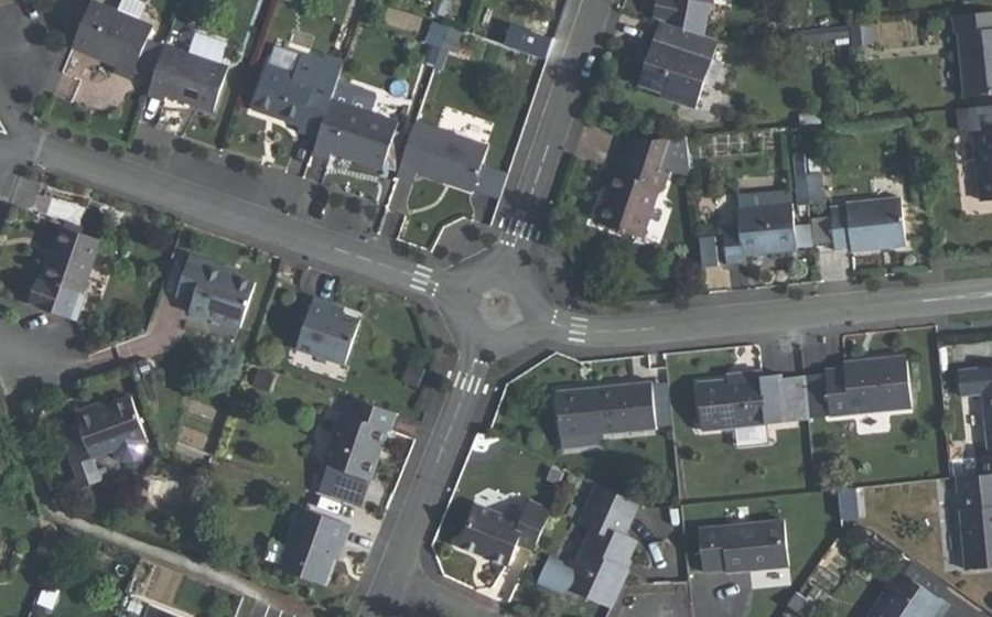 Vue aérienne du Rond-point anonyme n°149801924