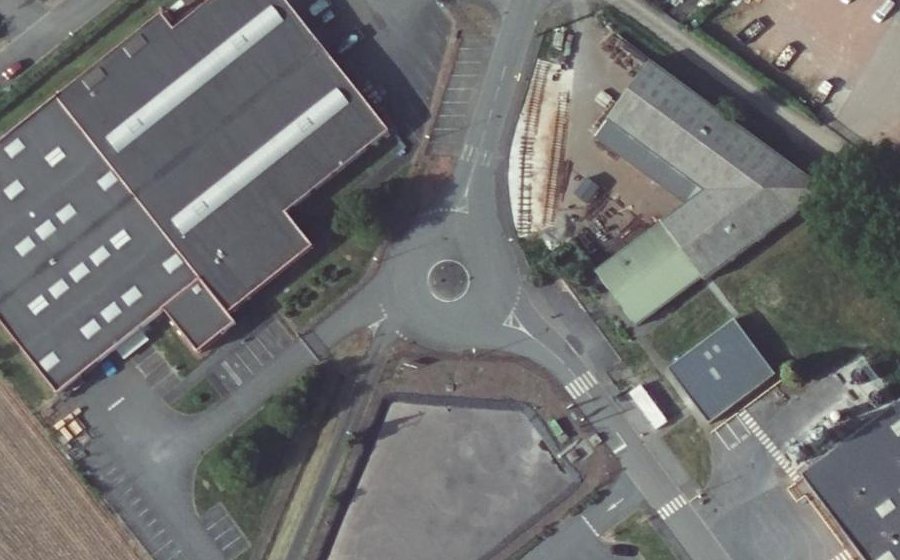 Vue aérienne du Rond-point anonyme n°149882563