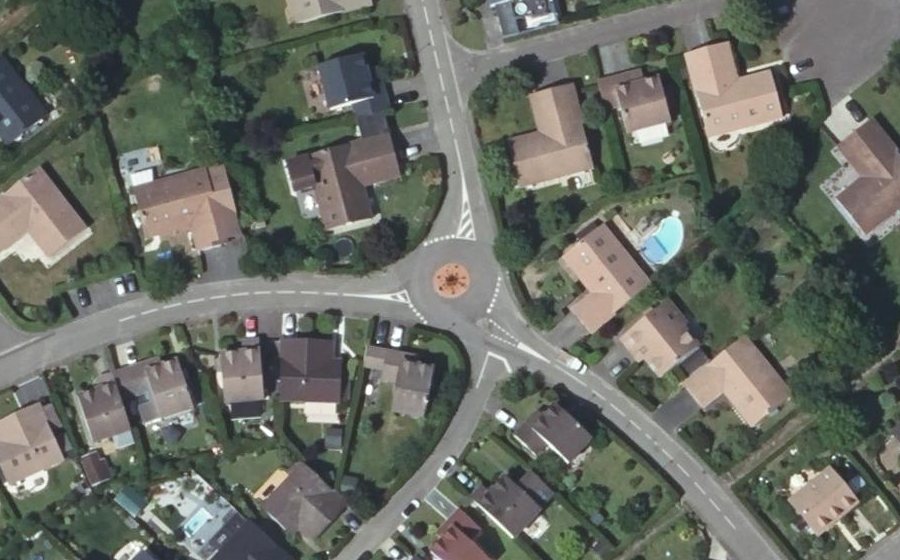 Vue aérienne du Rond-point anonyme n°1499025679