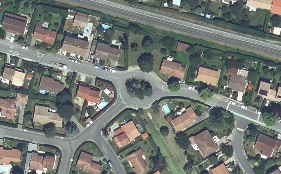 Vue aérienne du Rond-point anonyme n°149947293