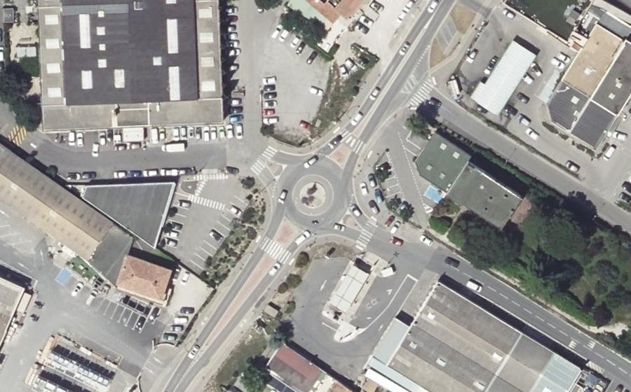 Vue aérienne du Rond-point anonyme n°149980542