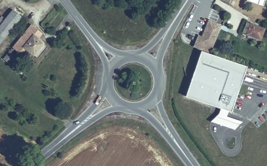 Vue aérienne du Rond-point anonyme n°150064705