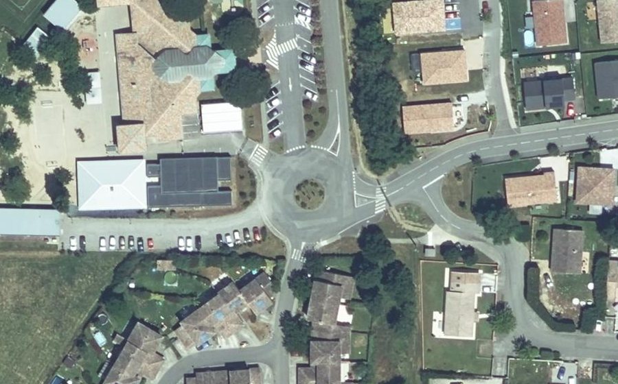 Vue aérienne du Rond-point anonyme n°150105453