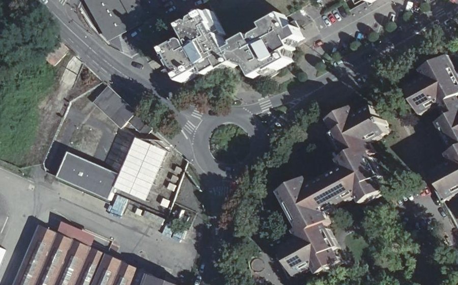 Vue aérienne du Rond-point anonyme n°150253093