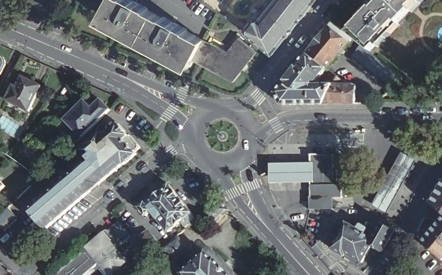 Vue aérienne du Rond-point anonyme n°150256353