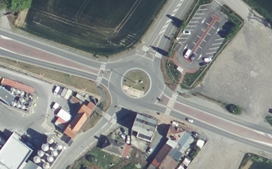 Vue aérienne du Rond-point anonyme n°150308774