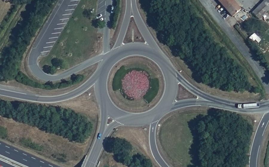 Vue aérienne du Rond-point anonyme n°150339381
