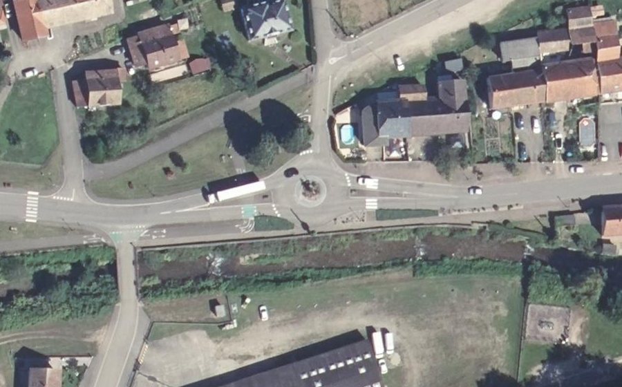 Vue aérienne du Rond-point anonyme n°150354572