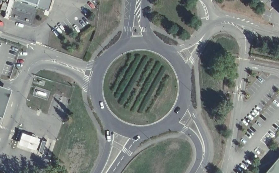 Vue aérienne du Rond-point anonyme n°150375198