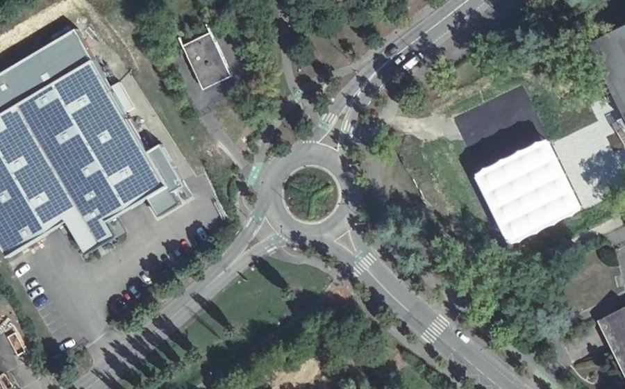 Vue aérienne du Rond-point anonyme n°150383479