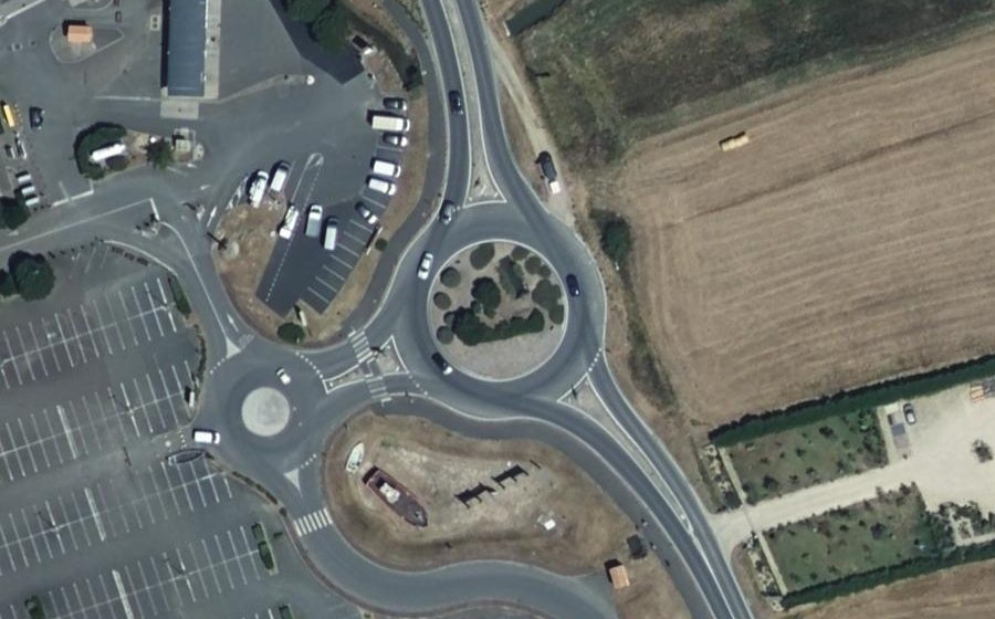 Vue aérienne du Rond-point anonyme n°150392693