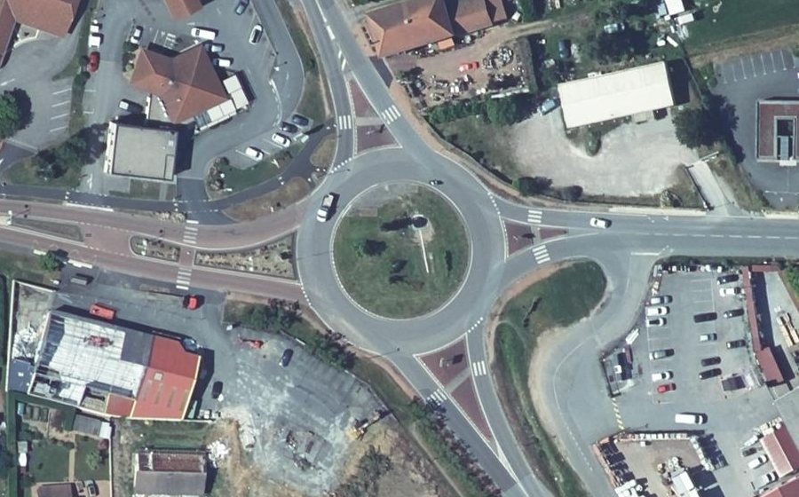 Vue aérienne du Rond-point anonyme n°150425568