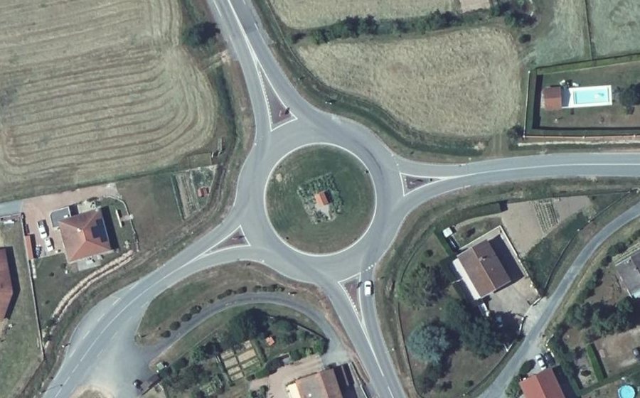 Vue aérienne du Rond-point anonyme n°150431772