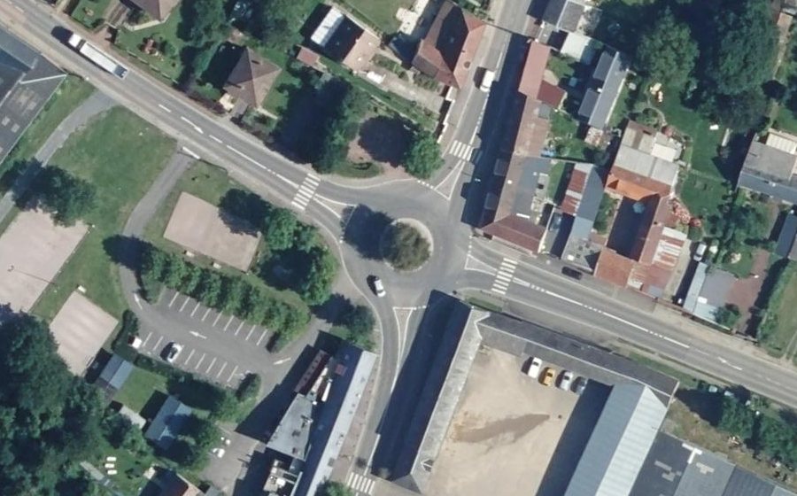 Vue aérienne du Rond-point anonyme n°150467357