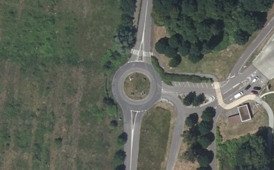 Vue aérienne du Rond-point anonyme n°150486651