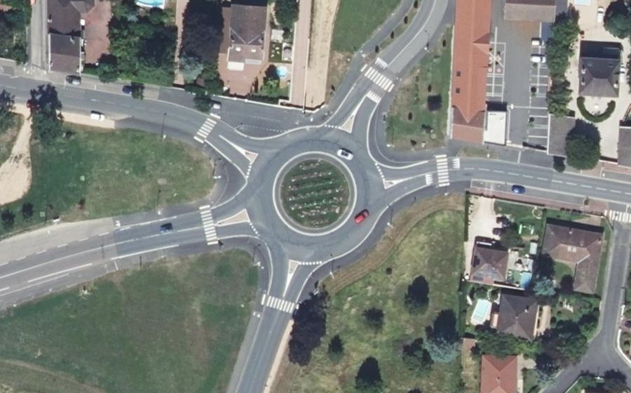 Vue aérienne du Rond-point anonyme n°150495051
