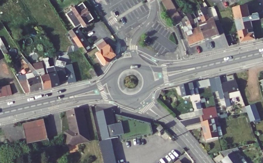 Vue aérienne du Rond-point anonyme n°150601461