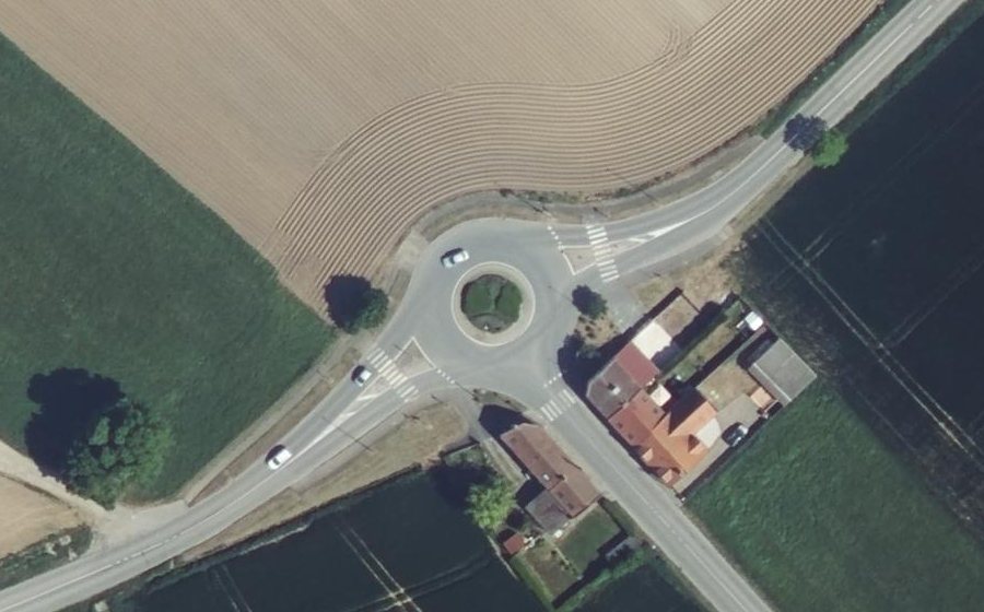 Vue aérienne du Rond-point anonyme n°150618492