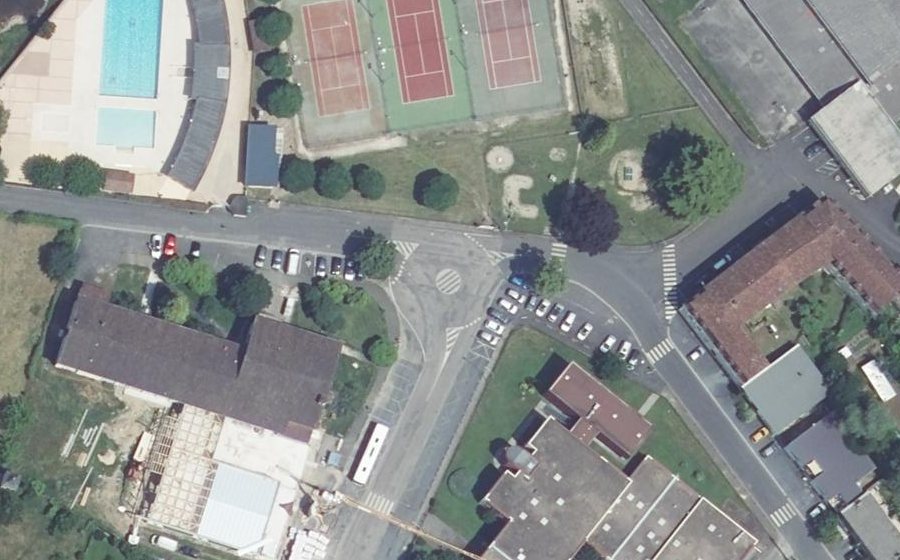 Vue aérienne du Rond-point anonyme n°150643696