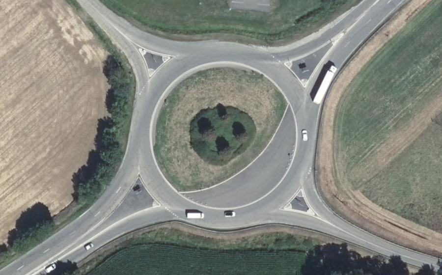 Vue aérienne du Rond-point anonyme n°150654748